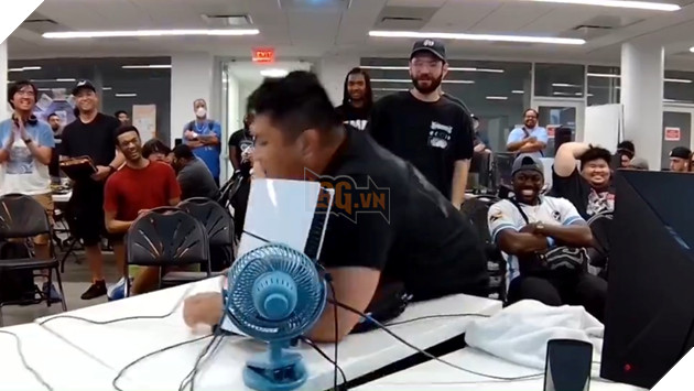 An mung vo dich qua tron, nam game thu khien mot chiec PS5 bay khoi ban Ăn mừng vô địch quá trớn, nam game thủ khiến một chiếc PS5 bay khỏi bàn