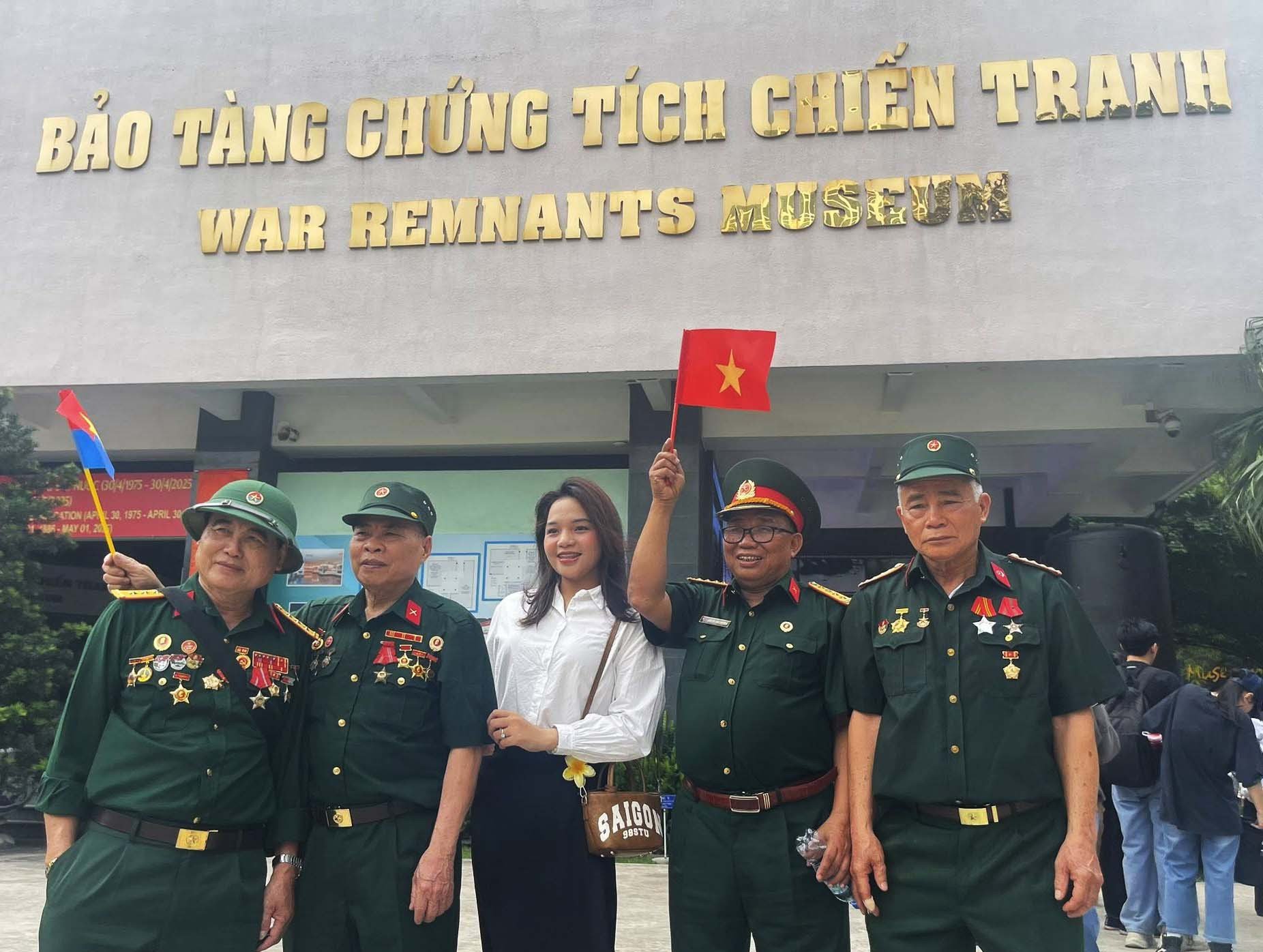 Rất nhiều đoàn cựu chiến binh vào thăm bảo tàng và được giới trẻ hết sức ngưỡng mộ.