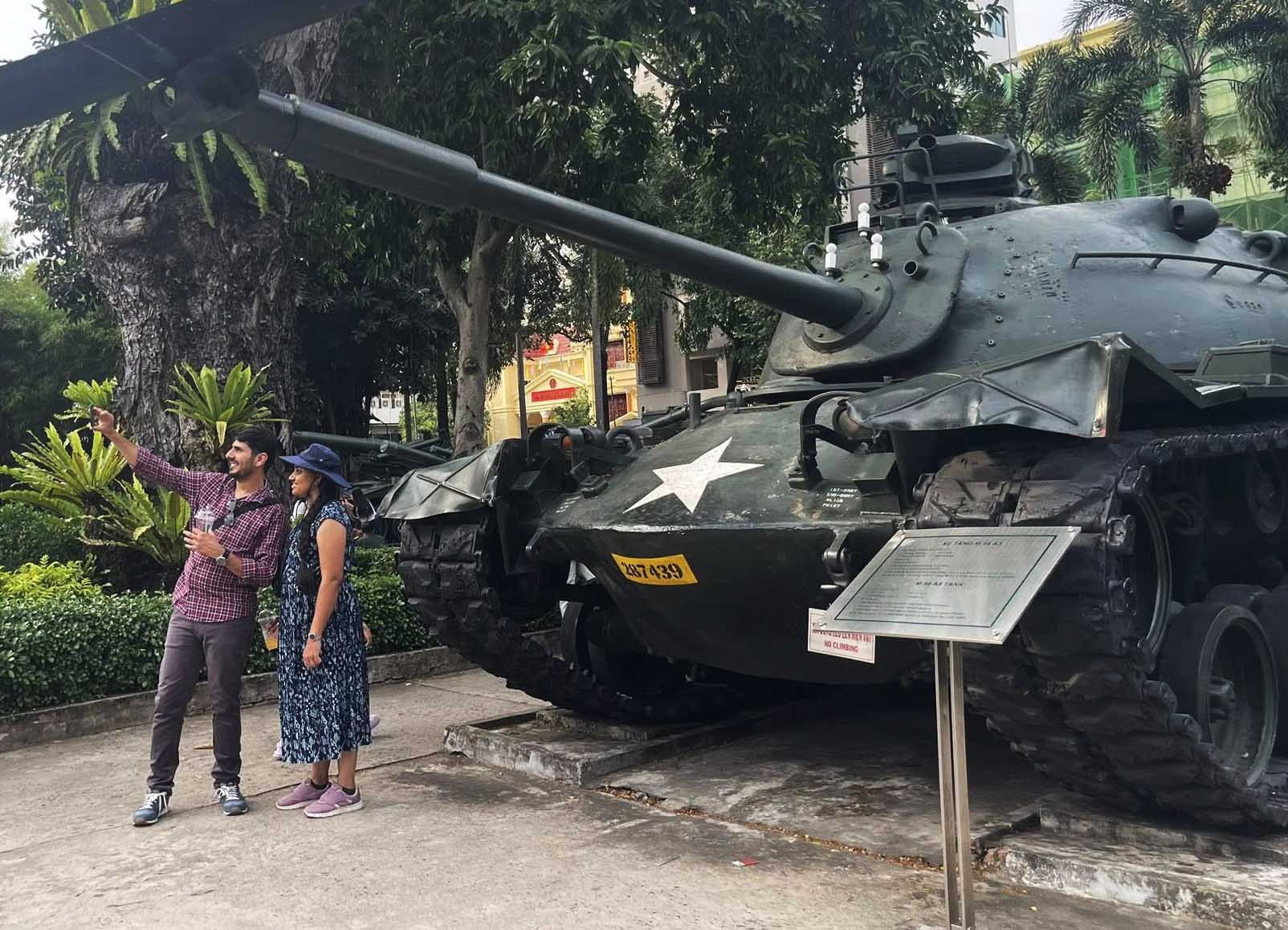 Khách nước ngoài cũng ghi lại những kỷ niệm khó phai.