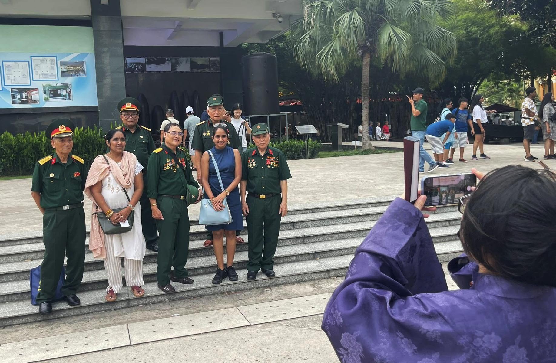 Khách nước ngoài cũng xin chụp ảnh chung với cựu chiến binh Việt Nam