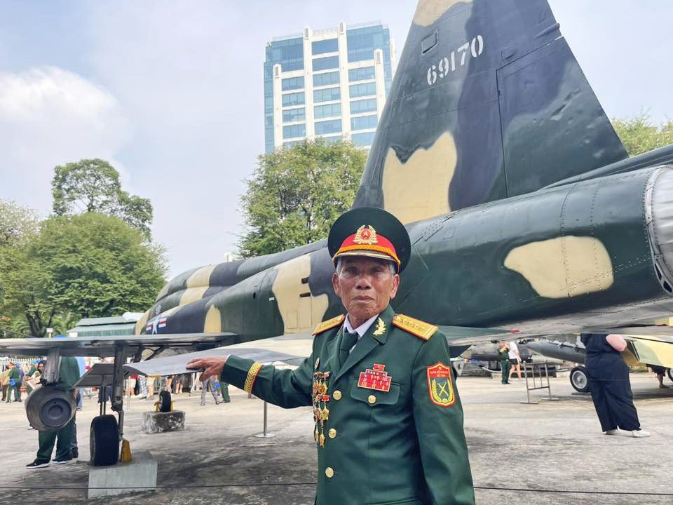 Bác Nguyễn Xuân Dinh - cựu chiến binh Quân đoàn 2 đã có mặt tại TPHCM ngày 30/4/1975 nay trở lại tham quan chiến lợi phẩm là những chiếc máy bay.