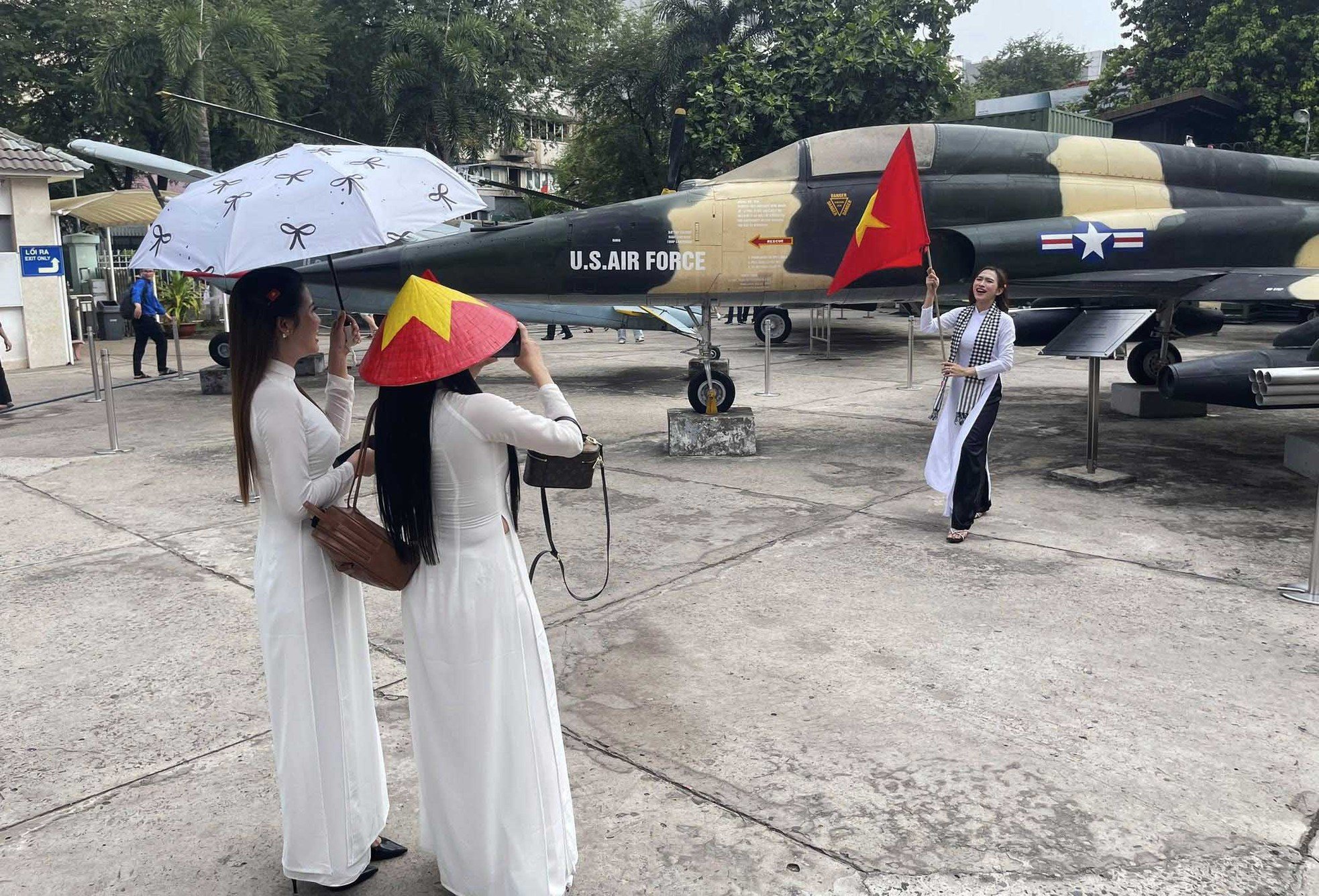 Các cô gái với chiếc khăn rằn miền Nam vui trong ngày lễ lớn.