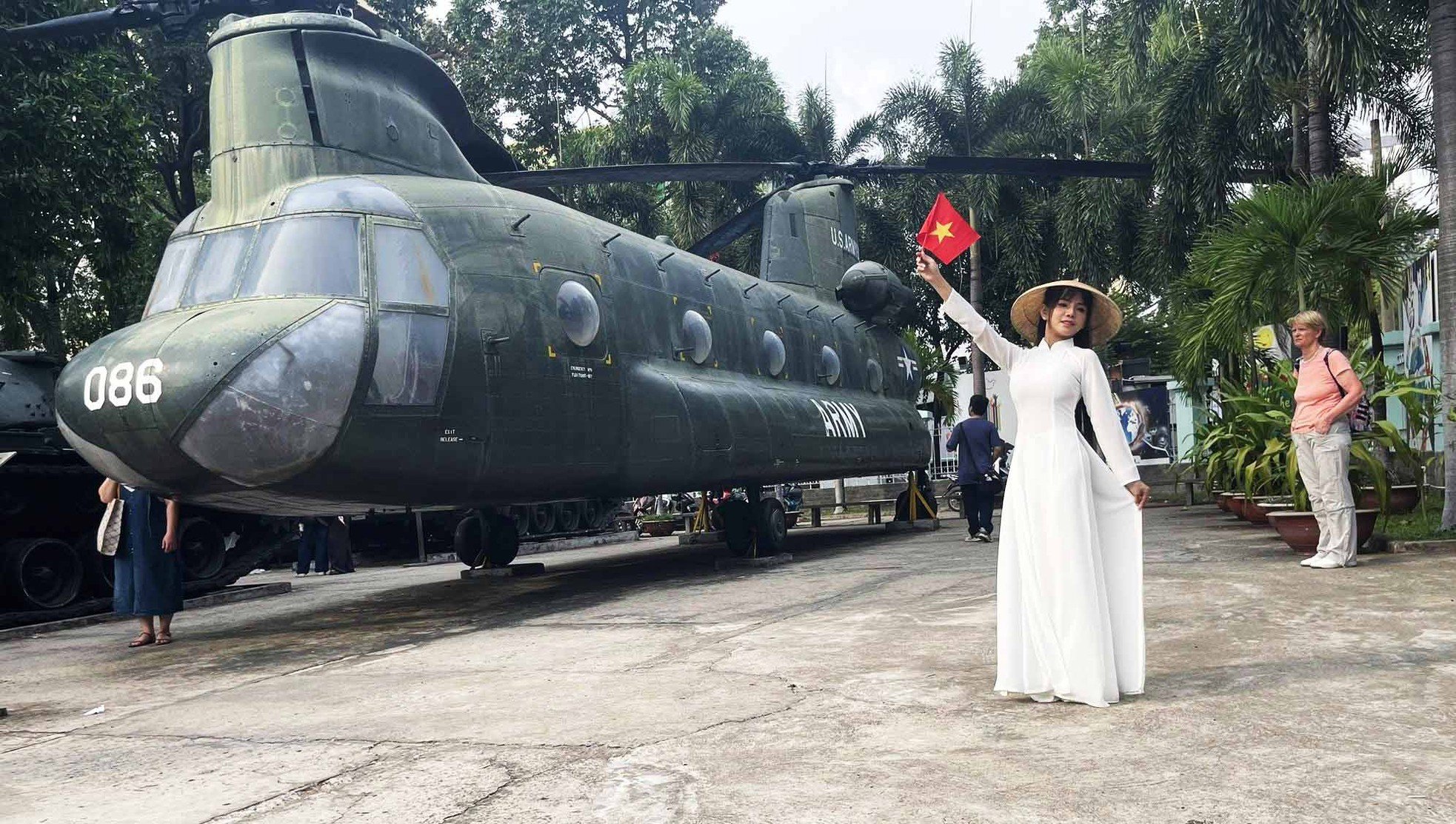 Niềm vui chiến thắng, thống nhất đất nước lan tỏa trong các bạn trẻ.