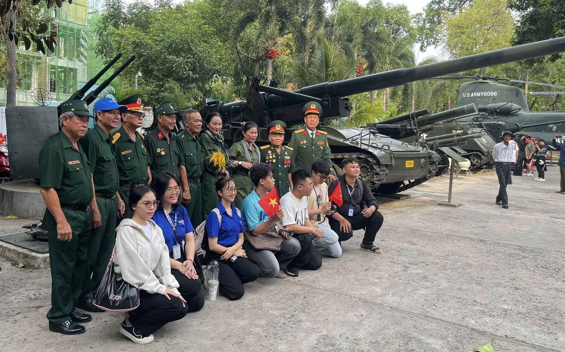 Chụp ảnh chung với các bác bộ đội.