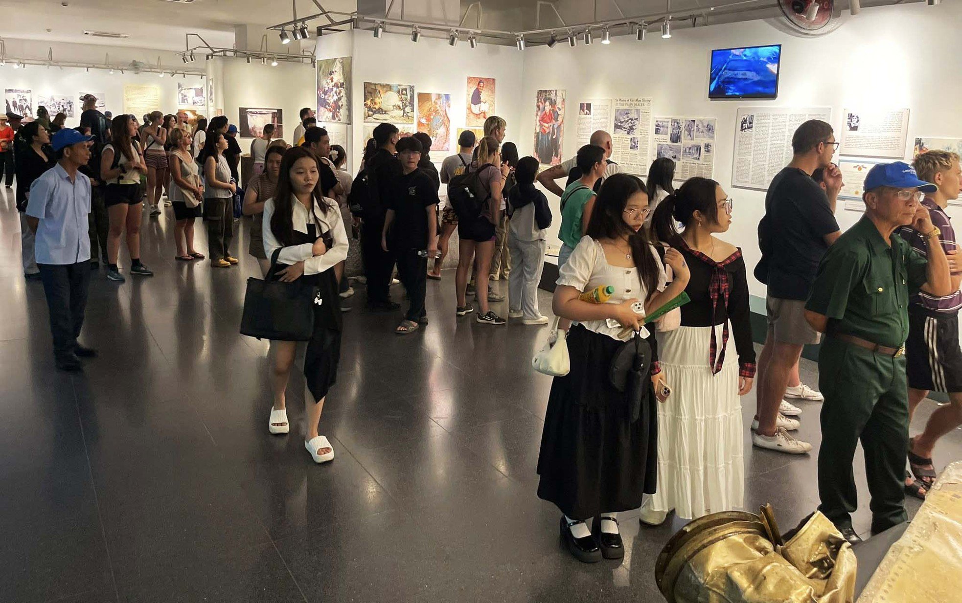 Bảo tàng có nhiều chuyên đề trưng bày như: Chất độc da cam, Những sự thật lịch sử, Tội ác chiến tranh...