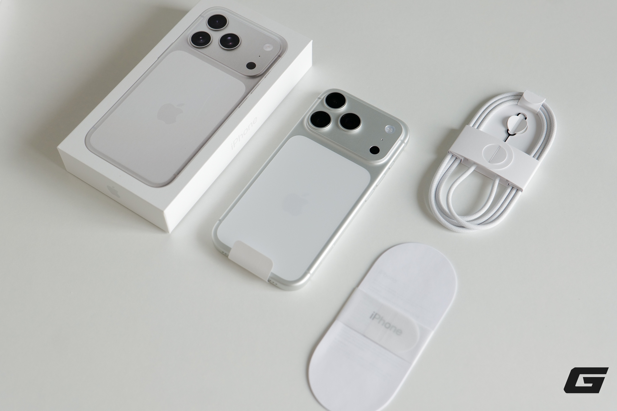 Mở hộp iPhone 17 Pro và iPhone 17 Pro Max chính hãng: Màu cam nổi bật, màu bạc tinh tế, chọn màu nào bây giờ?- Ảnh 4.