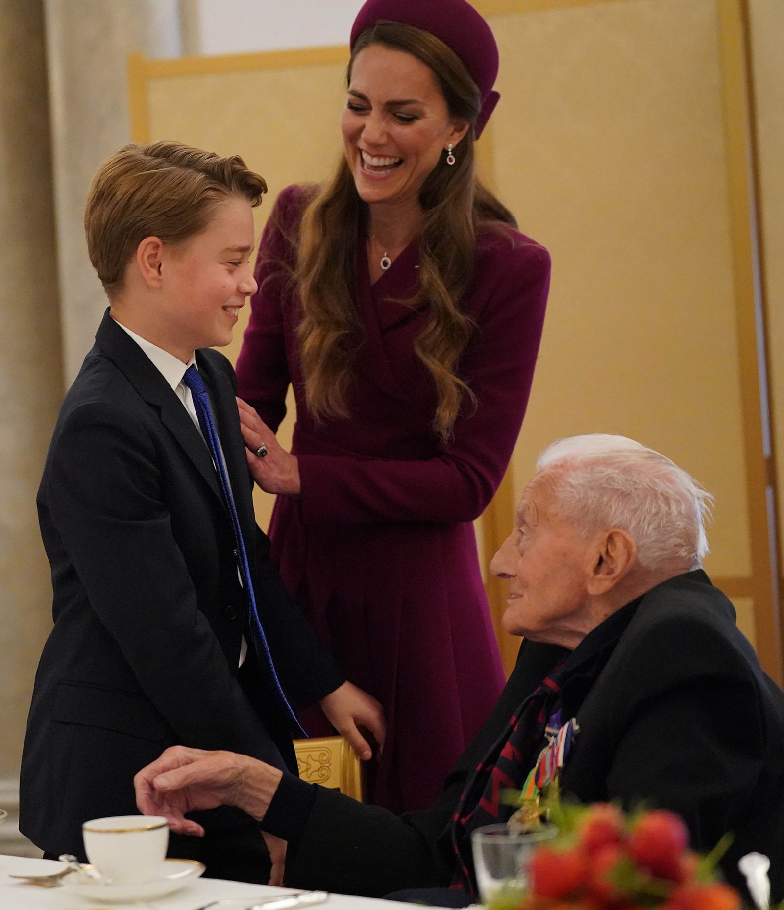 Hoàng tử George được chuẩn bị làm vua từ bây giờ nhưng cha mẹ lại dè dặt vì một lý do đặc biệt- Ảnh 3.