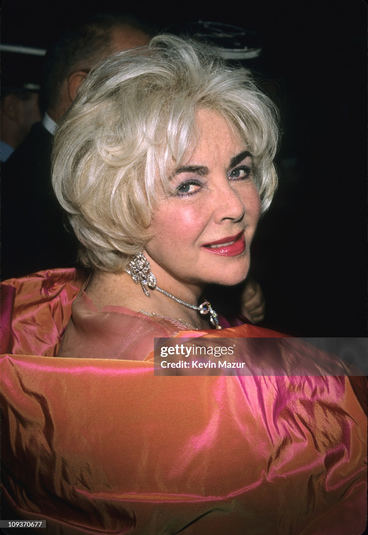 Bên trong sự kiện từ thiện showbiz bị nói là