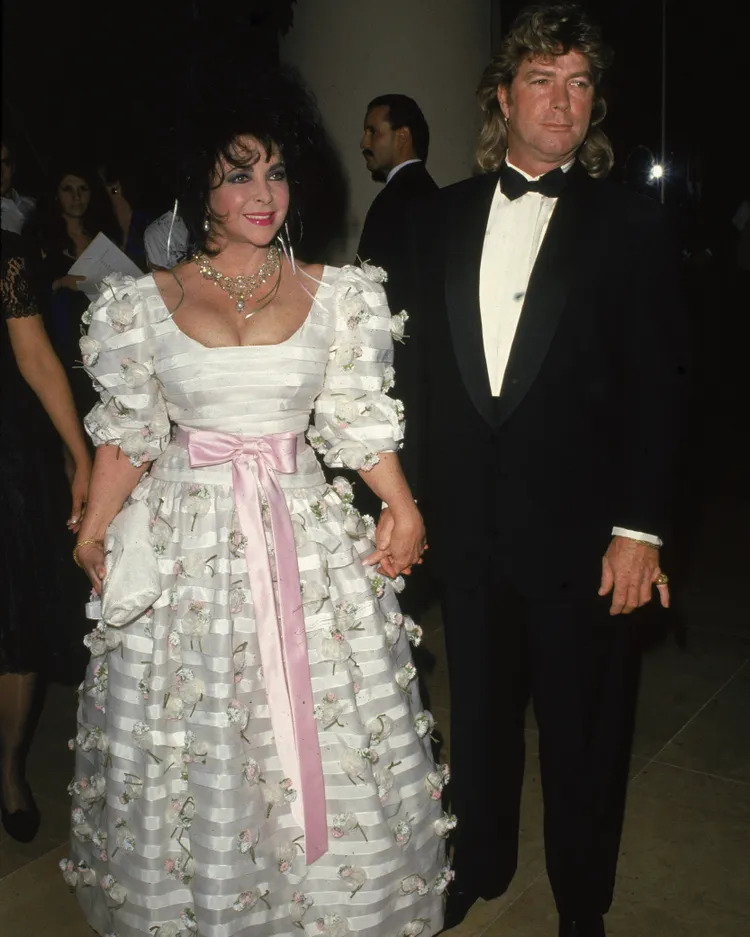 Phía sau 8 lần cưới hỏi của nữ minh tinh mắt tím: Bi kịch, kim cương và những cuộc tình ngang trái- Ảnh 7. Phía sau 8 lần cưới hỏi của nữ minh tinh mắt tím: Bi kịch, kim cương và những cuộc tình ngang trái- Ảnh 7.