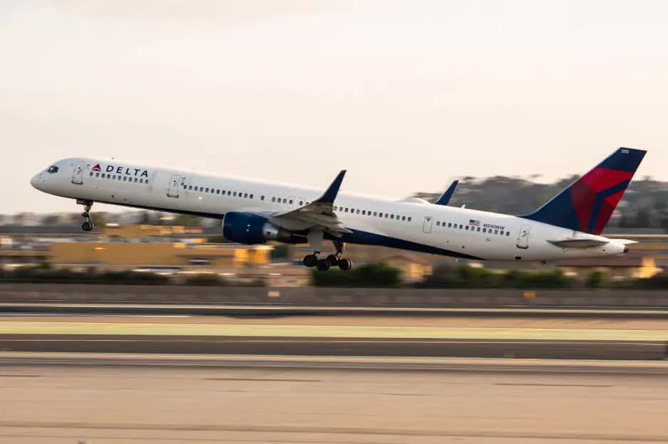 Bí ẩn về hai ngôi mộ nằm trơ trọi giữa đường băng sân bay quốc tế của Hoa Kỳ- Ảnh 1.