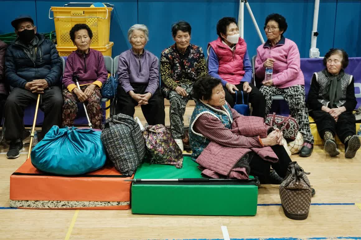 Thảm họa cháy rừng Hàn Quốc bước sang ngày thứ 5: 10.000 lính cứu hỏa vẫn không dập được lửa, số người chết tiếp tục tăng, di tích ngàn năm chỉ còn lại tro tàn- Ảnh 14.