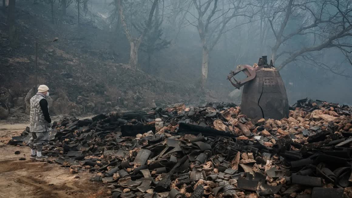 Thảm họa cháy rừng Hàn Quốc bước sang ngày thứ 5: 10.000 lính cứu hỏa vẫn không dập được lửa, số người chết tiếp tục tăng, di tích ngàn năm chỉ còn lại tro tàn- Ảnh 9.