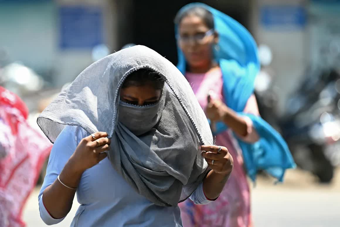 Mới tháng 4 nhưng nắng nóng đã vượt ngưỡng chịu đựng: Thai phụ mất con, công nhân ngất xỉu, mất điện kéo dài 16 tiếng mỗi ngày- Ảnh 4.