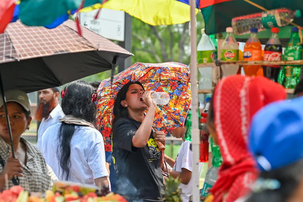 Mới tháng 4 nhưng nắng nóng đã vượt ngưỡng chịu đựng: Thai phụ mất con, công nhân ngất xỉu, mất điện kéo dài 16 tiếng mỗi ngày- Ảnh 2.