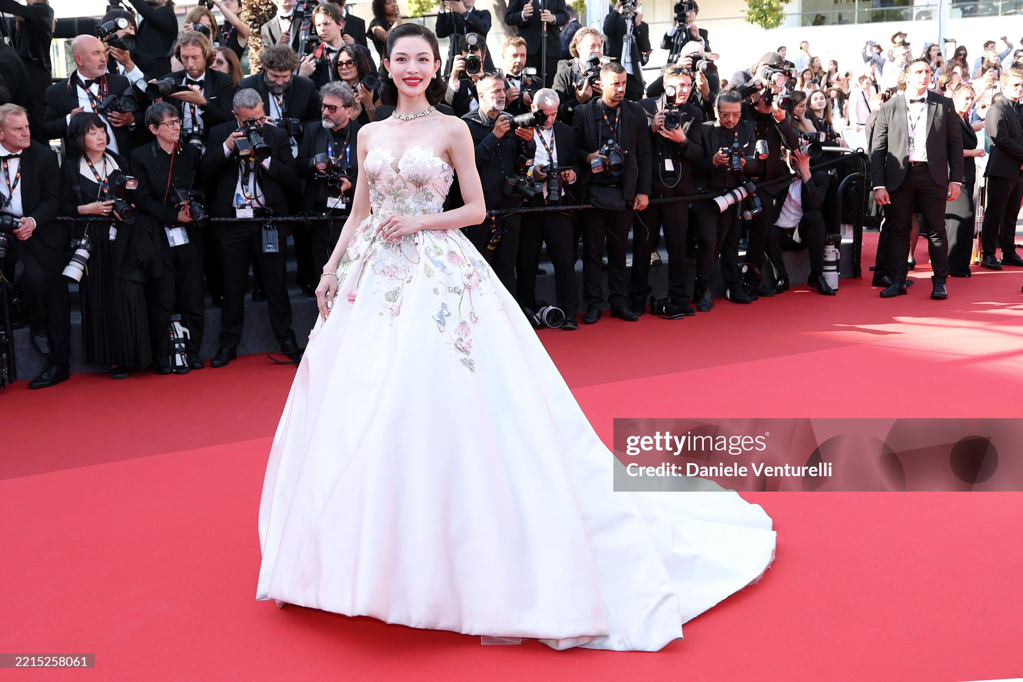 Thảm đỏ Cannes ngày 3: Chung Sở Hi đẹp phát sáng, cùng Chompoo Araya