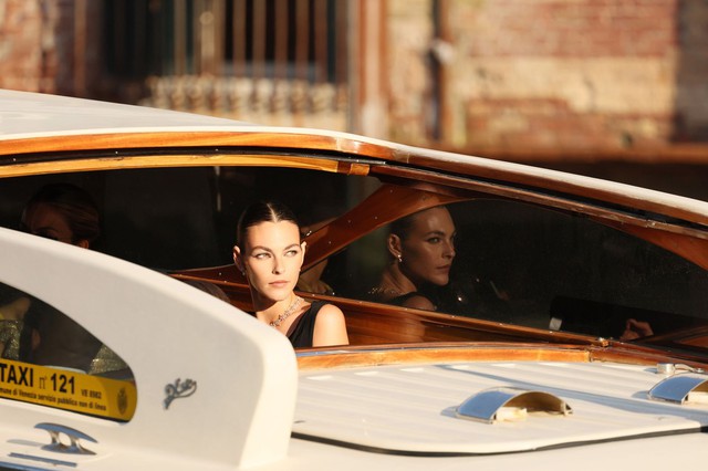 Tất tần tật bên trong Tất tần tật bên trong