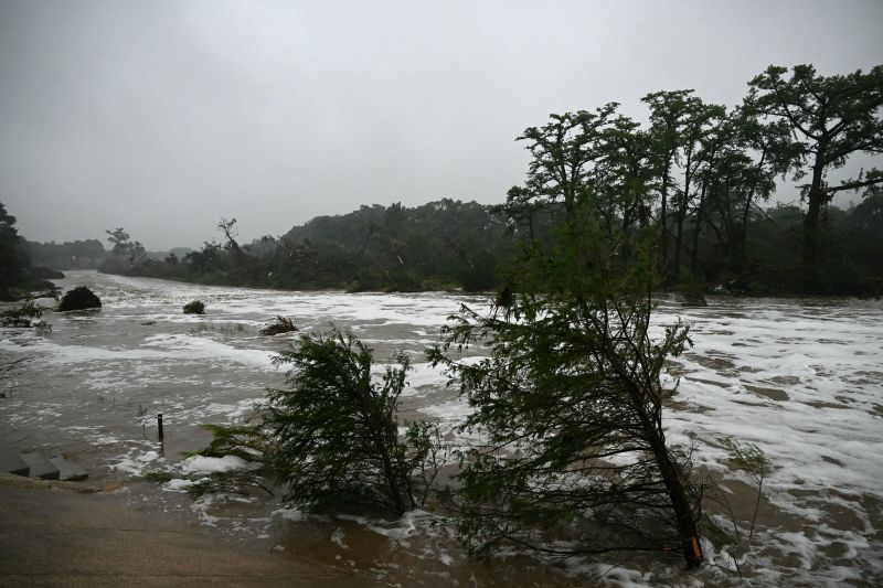 Những cách sống sót không tưởng nhất trong trận lũ quét lịch sử ở Texas: Đang nằm ngủ thì dòng nước cuốn trôi tất cả- Ảnh 2.