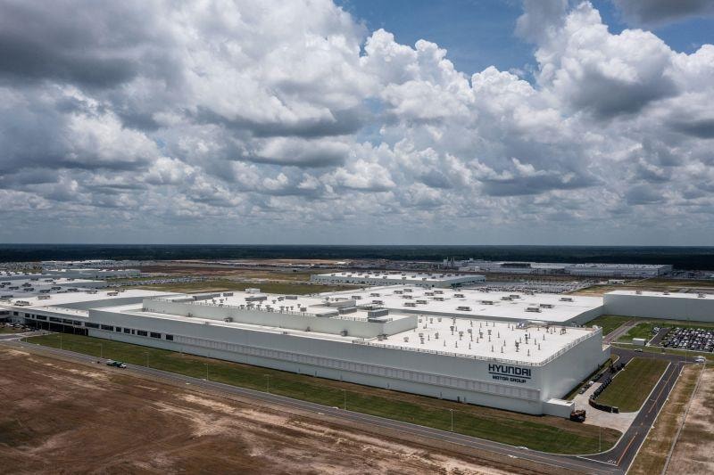 Cảnh sát đột kích công trường siêu nhà máy của Hyundai ở Mỹ, bắt giữ 475 người, hầu hết là công dân Hàn Quốc- Ảnh 1.