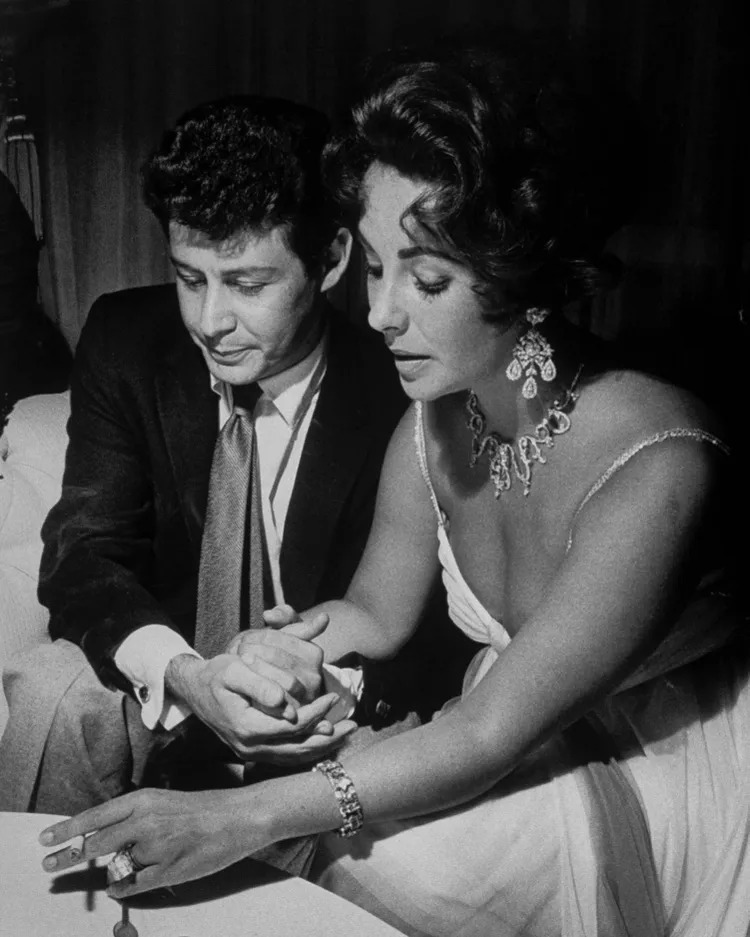 Phía sau 8 lần cưới hỏi của nữ minh tinh mắt tím: Bi kịch, kim cương và những cuộc tình ngang trái- Ảnh 4. Phía sau 8 lần cưới hỏi của nữ minh tinh mắt tím: Bi kịch, kim cương và những cuộc tình ngang trái- Ảnh 4.