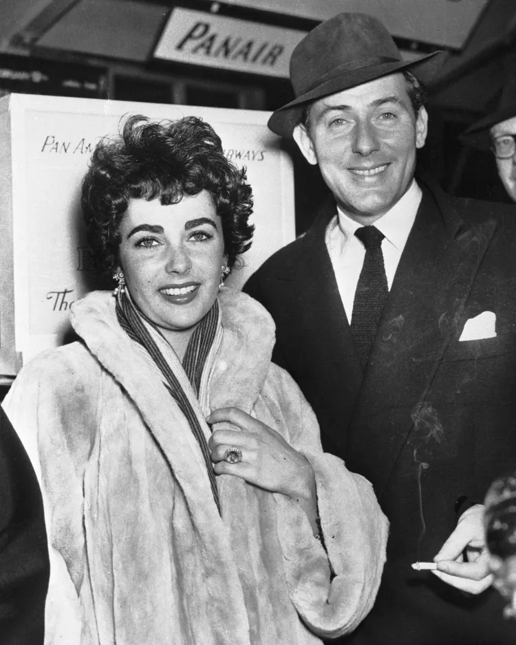 Phía sau 8 lần cưới hỏi của nữ minh tinh mắt tím: Bi kịch, kim cương và những cuộc tình ngang trái- Ảnh 2. Phía sau 8 lần cưới hỏi của nữ minh tinh mắt tím: Bi kịch, kim cương và những cuộc tình ngang trái- Ảnh 2.