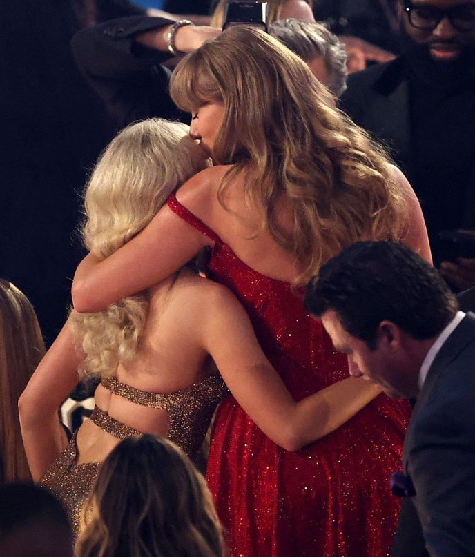 Độc nhất vô nhị tại Grammy 2025: Taylor Swift 1 mình làm hành động lạ giữa lễ trao giải, biết lý do càng bất ngờ hơn- Ảnh 4. Độc nhất vô nhị tại Grammy 2025: Taylor Swift 1 mình làm hành động lạ giữa lễ trao giải, biết lý do càng bất ngờ hơn- Ảnh 4.