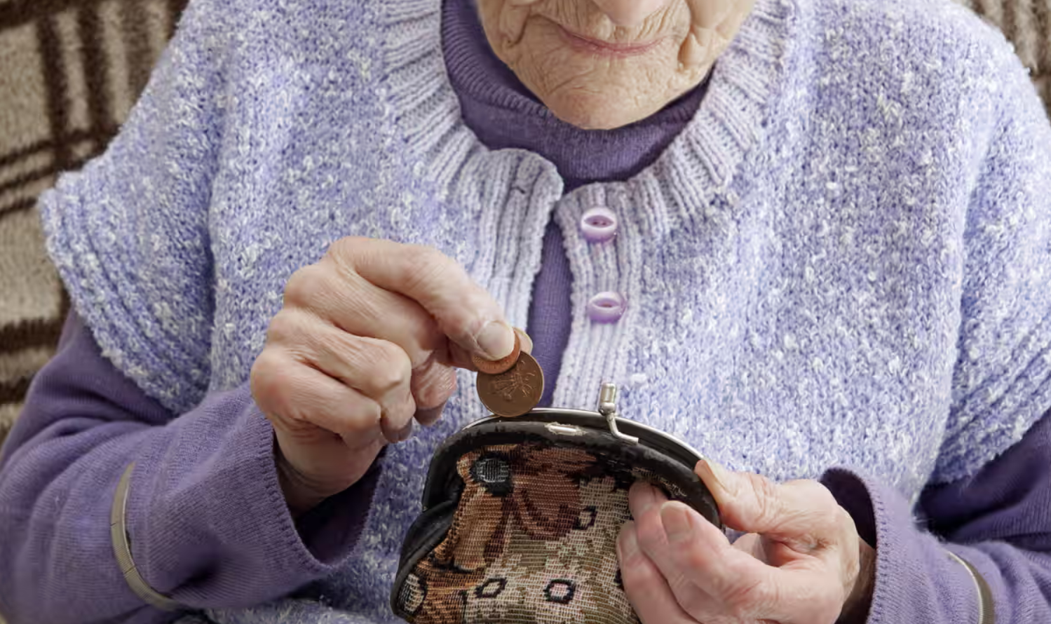 Những quốc gia có tỷ lệ ‘người về hưu nghèo đói’ cao nhất châu Âu- Ảnh 1.