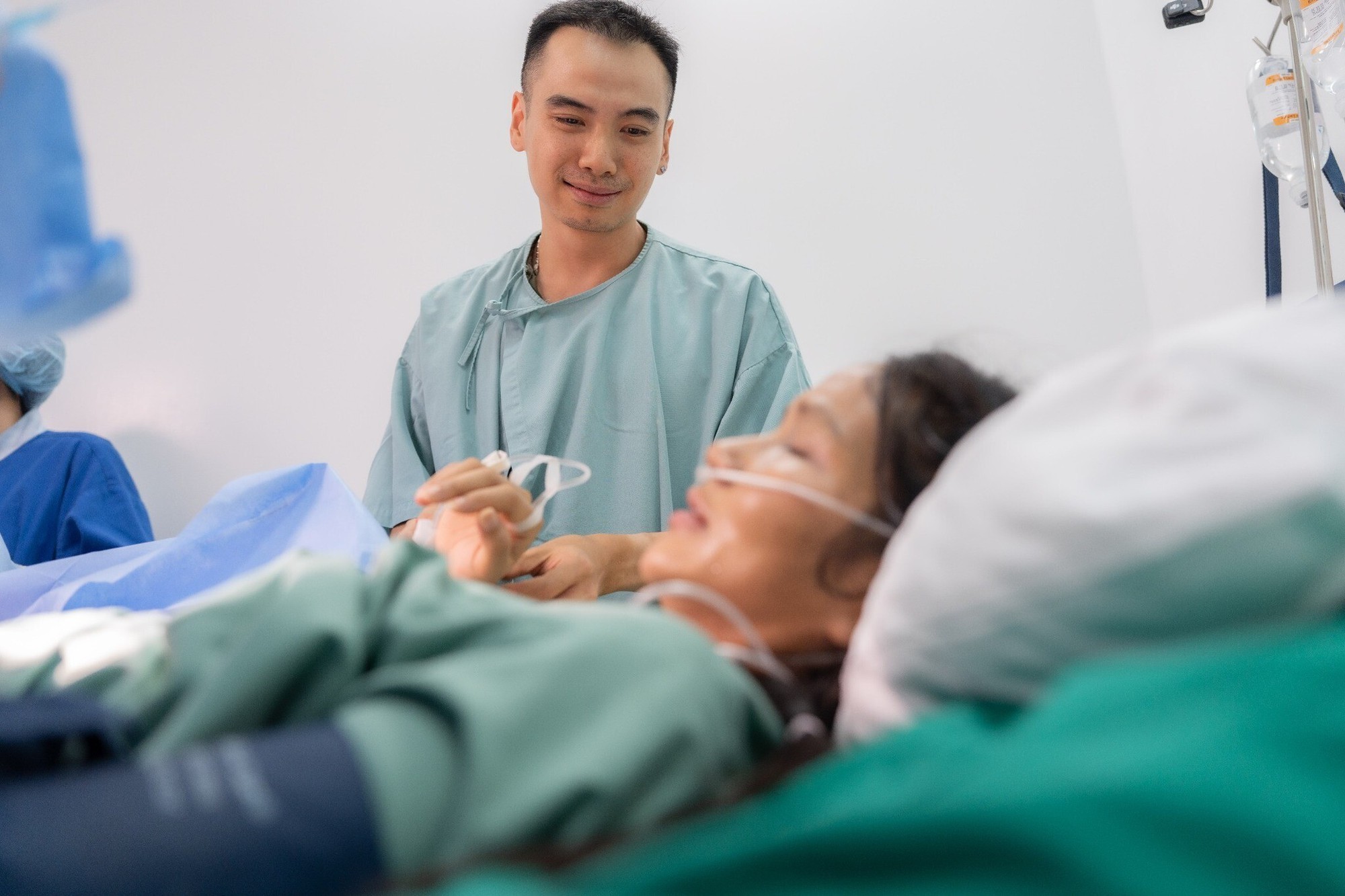 Hoa hậu H'Hen Niê sinh con đầu lòng: Chồng nhiếp ảnh gia khóc khi vợ Hoa hậu H'Hen Niê sinh con đầu lòng: Chồng nhiếp ảnh gia khóc khi vợ