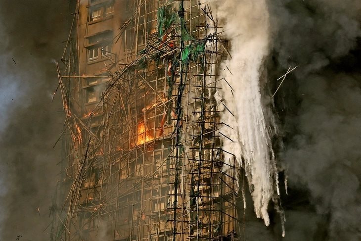 Vụ cháy chung cư ở Hong Kong: Vì sao đặc khu giàu có vẫn dùng giàn giáo từ thời Vạn Lý Trường Thành?- Ảnh 2. Vụ cháy chung cư ở Hong Kong: Vì sao đặc khu giàu có vẫn dùng giàn giáo từ thời Vạn Lý Trường Thành?- Ảnh 2.