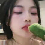 Gái xinh ngồi ăn dưa leo bỗng viral khắp cõi mạng gianh thi phuong 220250107105709jpg