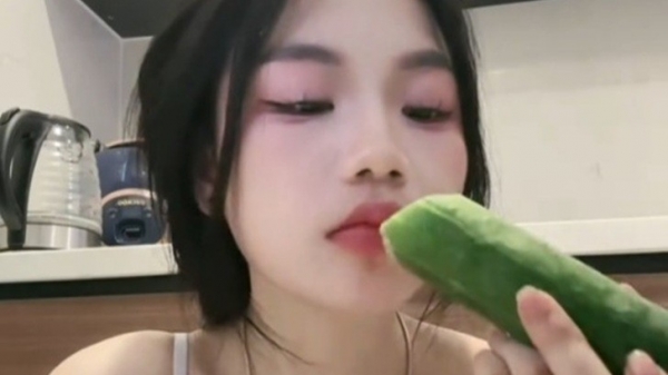 Gái xinh ngồi ăn dưa leo bỗng viral khắp cõi mạng gianh thi phuong 220250107105709jpg