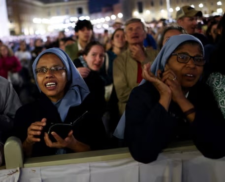 Khói đen bốc lên từ Nhà nguyện Sistine, chưa chọn được tân Giáo hoàng- Ảnh 2.
