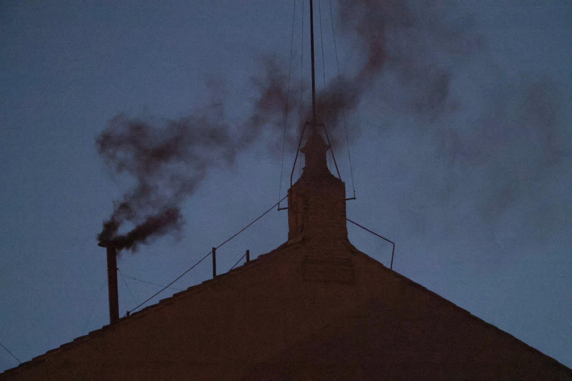 Khói đen bốc lên từ Nhà nguyện Sistine, chưa chọn được tân Giáo hoàng- Ảnh 1.