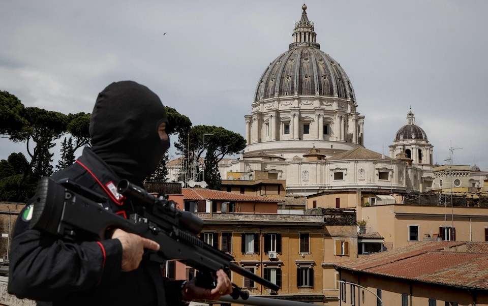 Vatican thực hiện nghi lễ đóng nắp quan tài Giáo hoàng Francis, biển người đổ về- Ảnh 6.