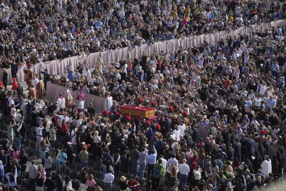 Vatican thực hiện nghi lễ đóng nắp quan tài Giáo hoàng Francis, biển người đổ về- Ảnh 1.