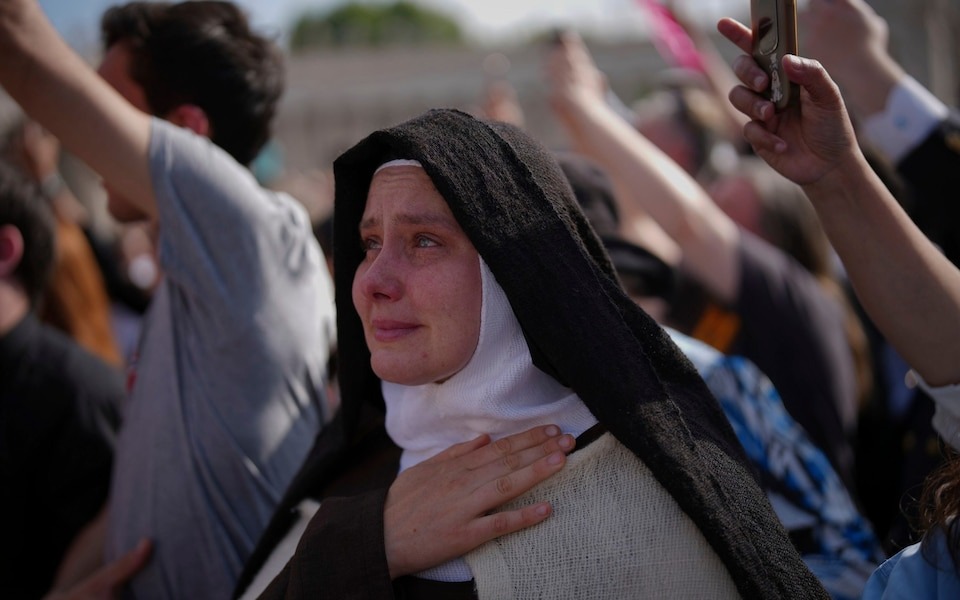 Vatican thực hiện nghi lễ đóng nắp quan tài Giáo hoàng Francis, biển người đổ về- Ảnh 2.