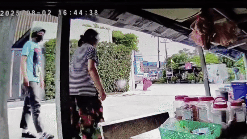 Người phụ nữ đang đi thì bị giật dây chuyền, diễn biến xảy ra sau đó khiến tất cả đều ngỡ ngàng- Ảnh 1. Người phụ nữ đang đi thì bị giật dây chuyền, diễn biến xảy ra sau đó khiến tất cả đều ngỡ ngàng- Ảnh 1.