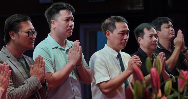 NSND Xuân Bắc dâng hương Tổ nghề ở Nhà hát Kịch Việt Nam 28 NSND Xuân Bắc dâng hương Tổ nghề ở Nhà hát Kịch Việt Nam gio to 4 1759367421354 1759367421746134307186 154 0 882 1390 crop 17593675020181548428026jpg