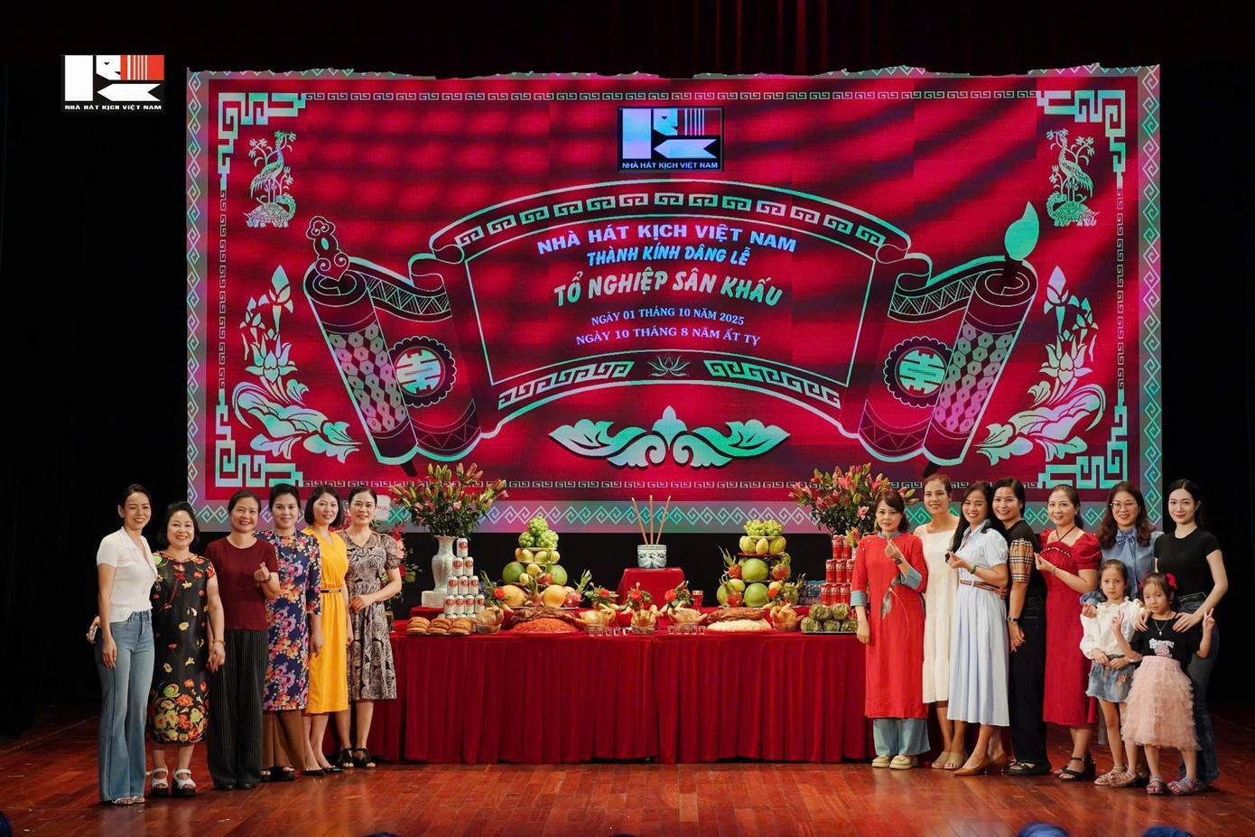 NSND Xuân Bắc dâng hương Tổ nghề ở Nhà hát Kịch Việt Nam- Ảnh 12.