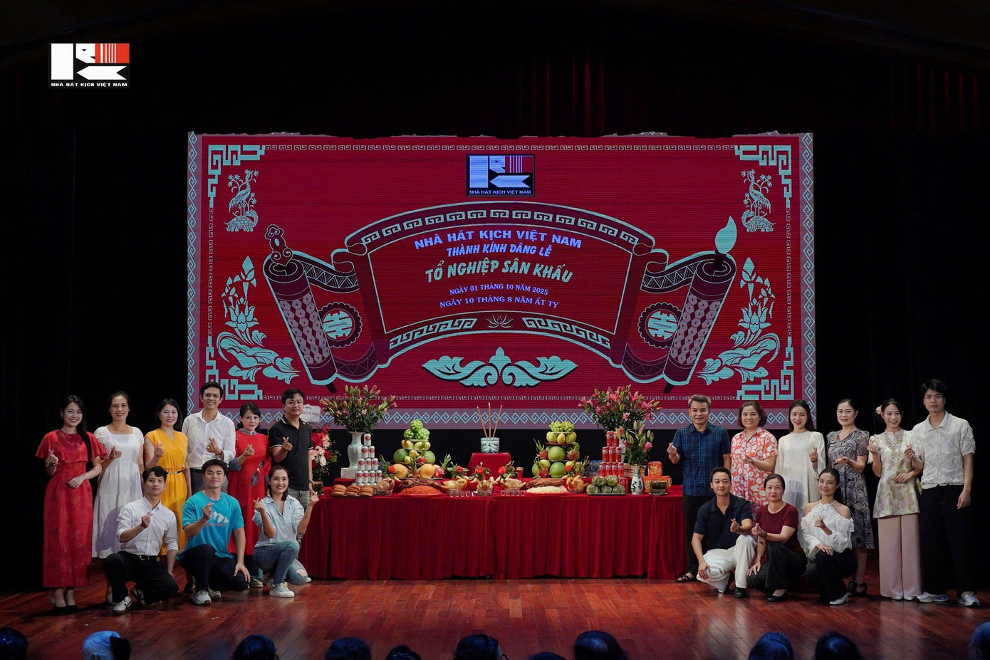 NSND Xuân Bắc dâng hương Tổ nghề ở Nhà hát Kịch Việt Nam- Ảnh 1.