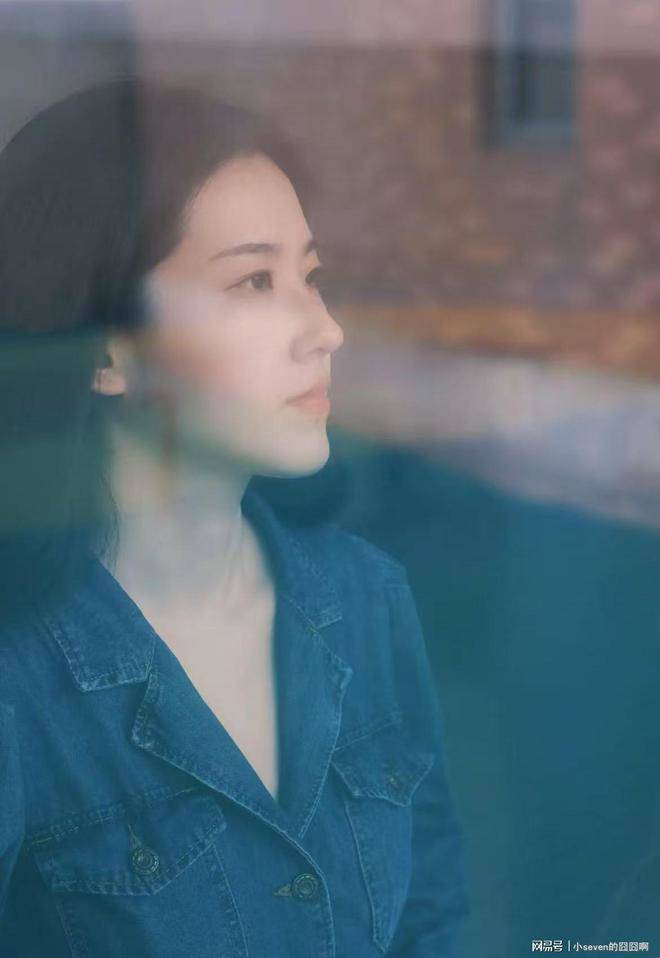 Nữ giảng viên giống hệt Lưu Diệc Phi, mặc áo 62 triệu đi dạy học - 4