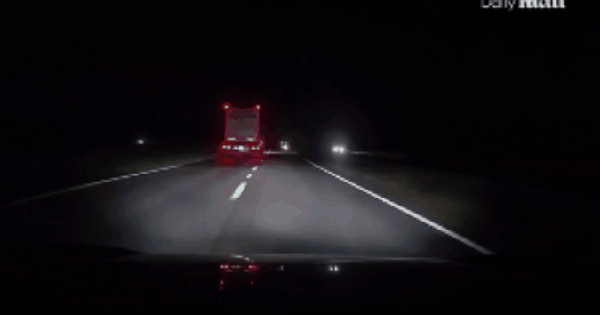 Camera hành trình ghi lại khoảnh khắc kinh hoàng: Tài xế lao ngược chiều, xe lật ngửa sau cú va chạm gây sốc giphy 13 1744428835661932017361 0 75 422 750 crop 17444288463771908114904gifpng