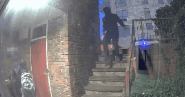 Camera ghi lại khoảnh khắc rùng mình: Người phụ nữ bị kẻ lạ vung dao tấn công trong tích tắc ngay trước cửa nhà giphy 19 17454870752501692633186 0 0 422 675 crop 17454870842381942556963gifpng