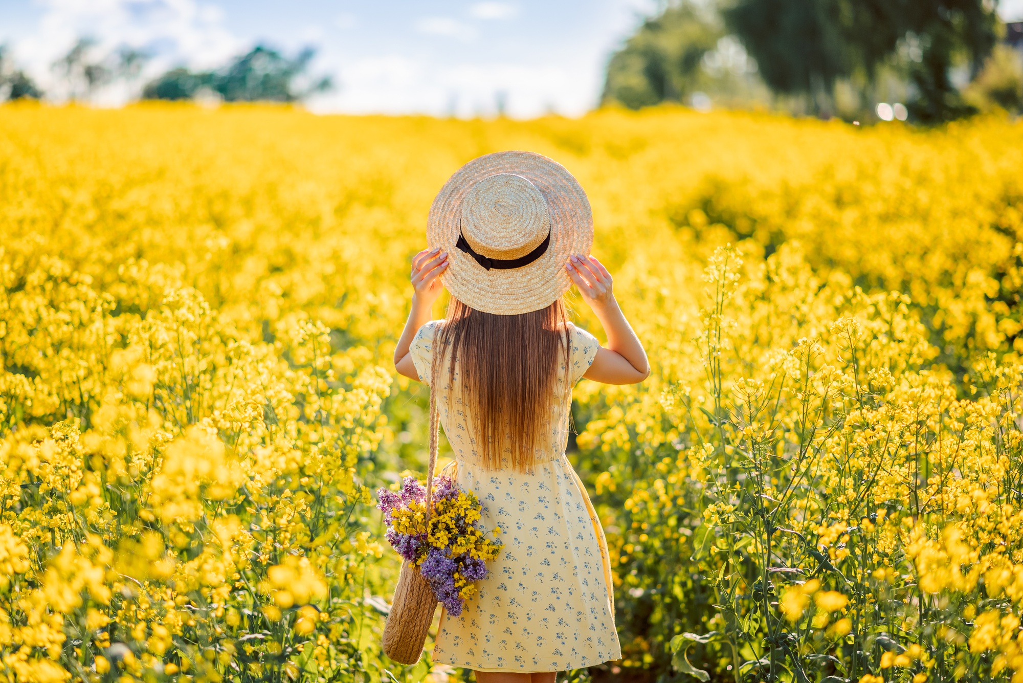 Đây là màu sắc hạnh phúc nhất và việc mặc một chiếc áo màu này cũng có thể giúp bạn vui vẻ hơn- Ảnh 2.