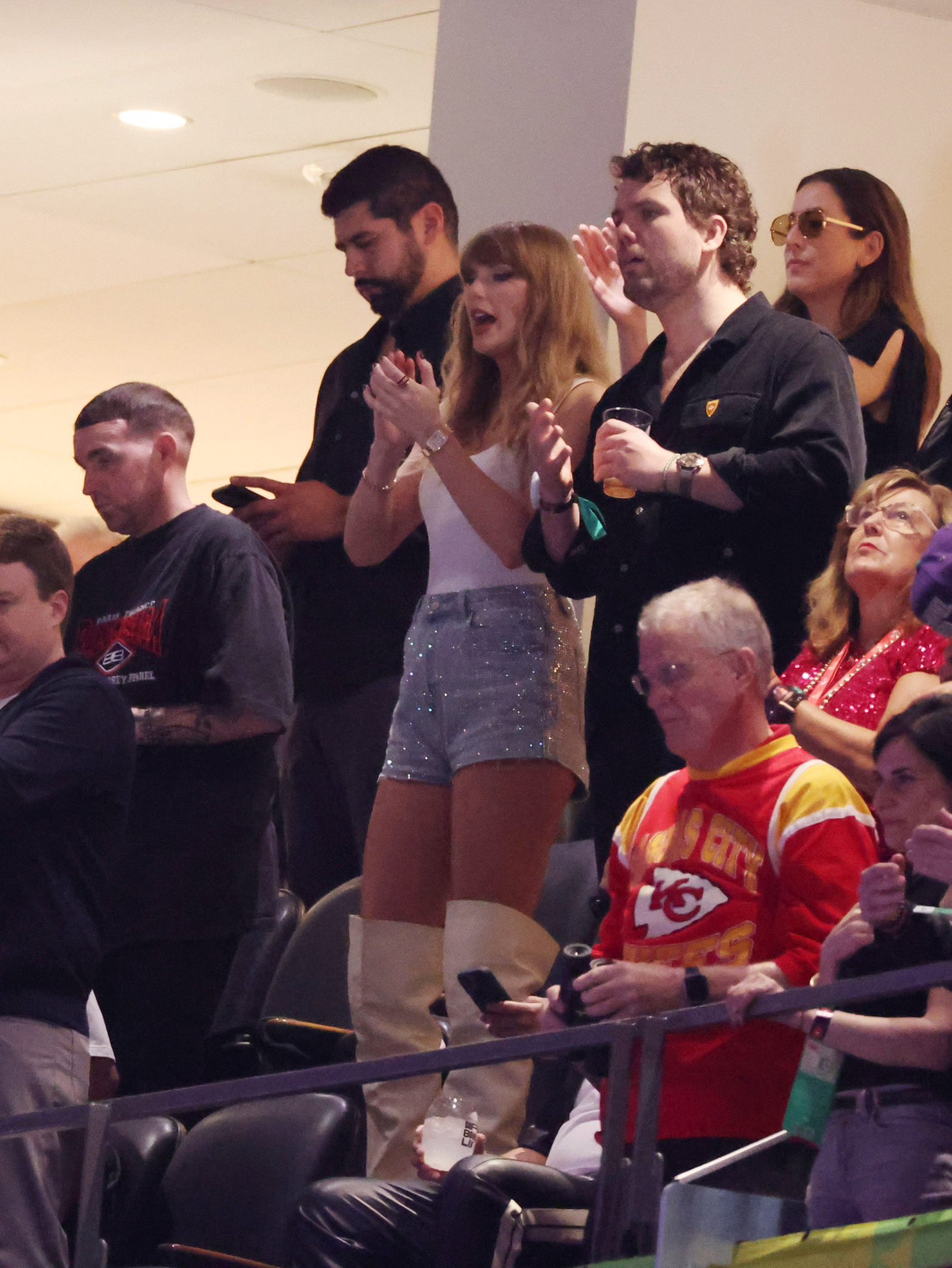 Clip 6 triệu view bắt trọn cảnh Taylor Swift liếc xéo, cười mỉa vì bị khán giả làm điều này ở Super Bowl- Ảnh 3. Clip 6 triệu view bắt trọn cảnh Taylor Swift liếc xéo, cười mỉa vì bị khán giả làm điều này ở Super Bowl- Ảnh 3.