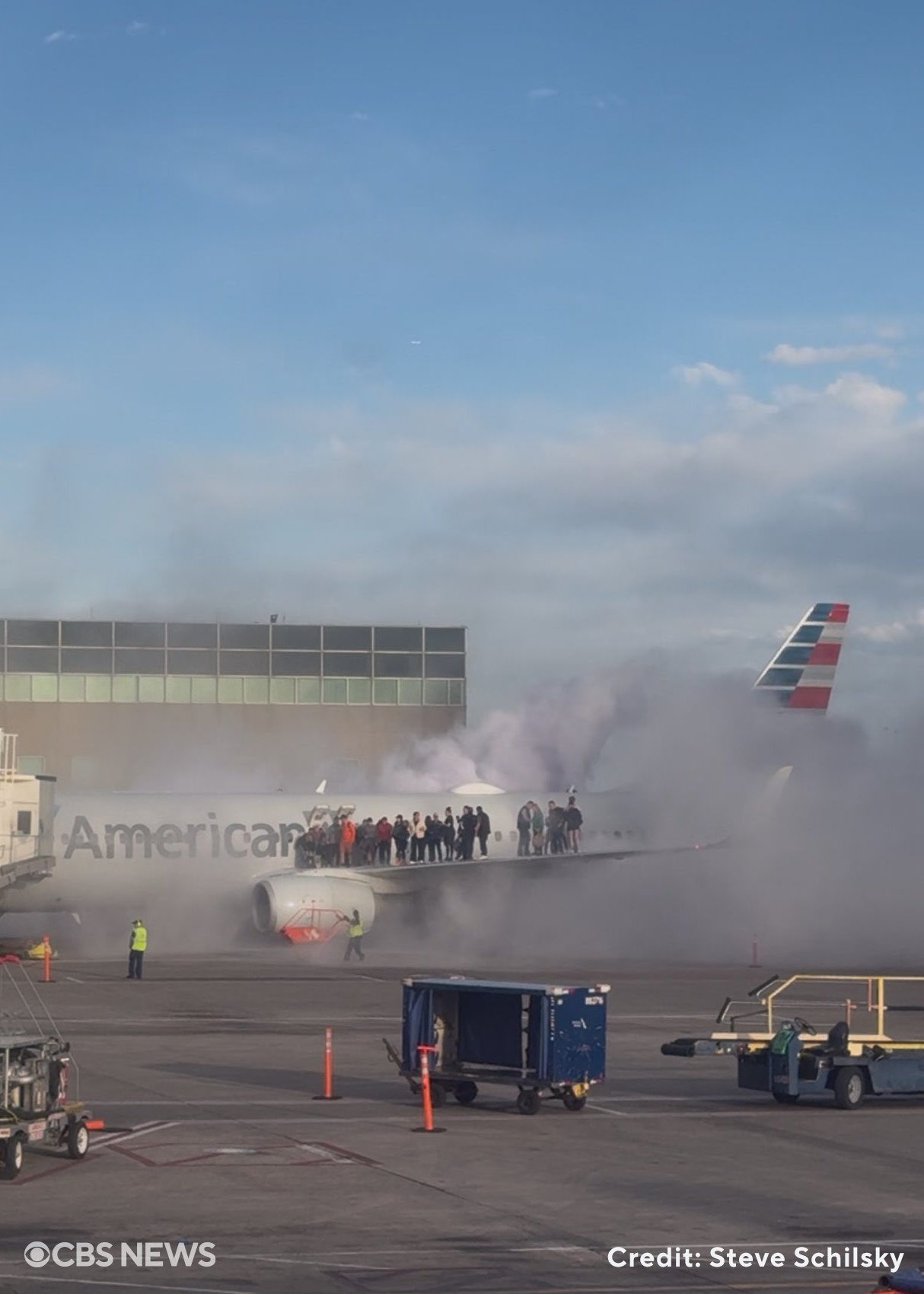 Nóng: Máy bay chở 178 người bốc cháy dữ dội khi hạ cánh, hành khách đứng trên cánh máy bay lo chạy thoát thân- Ảnh 2.