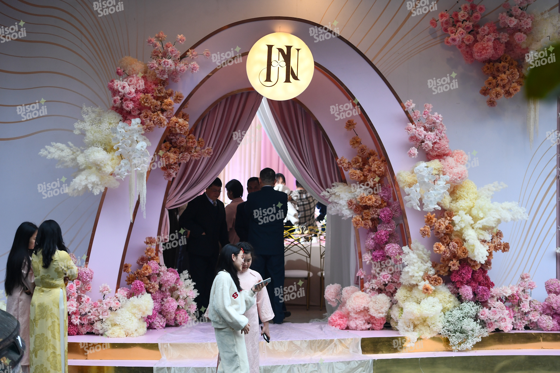 Cảnh tượng diễn ra sau đính hôn với con trai tỷ phú làm lộ rõ gia thế của Á hậu Phương Nhi- Ảnh 2. Cảnh tượng diễn ra sau đính hôn với con trai tỷ phú làm lộ rõ gia thế của Á hậu Phương Nhi- Ảnh 2.