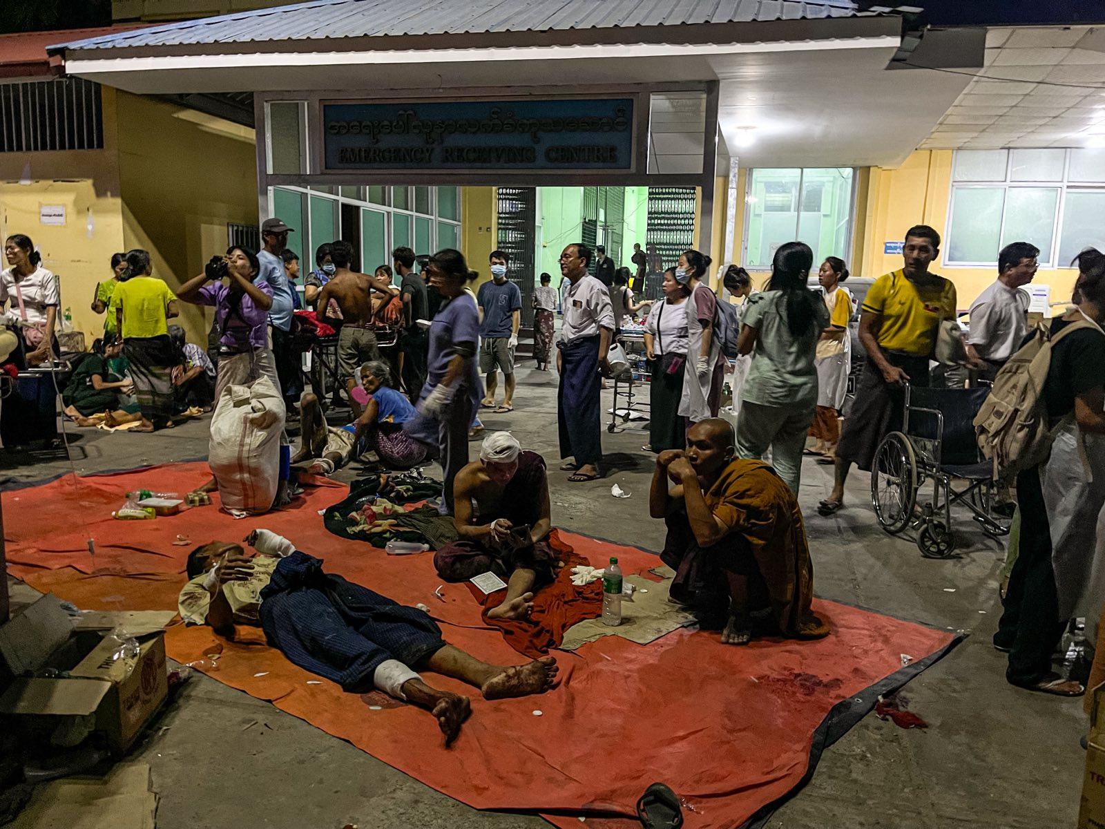 “Chúng tôi đang đào người ra bằng tay không”: Nhân viên cứu hộ kể lại tình cảnh thảm khốc hiện tại giữa tâm chấn động đất Myanmar- Ảnh 2.