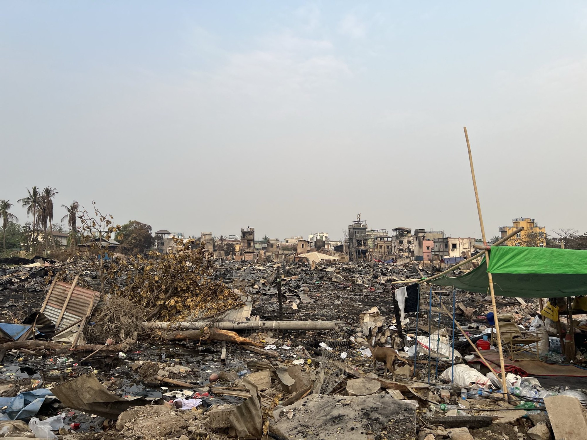 Nhiều thi thể vẫn bị chôn vùi dưới đống đổ nát sau trận động đất kinh hoàng tại Myanmar. Ảnh: X