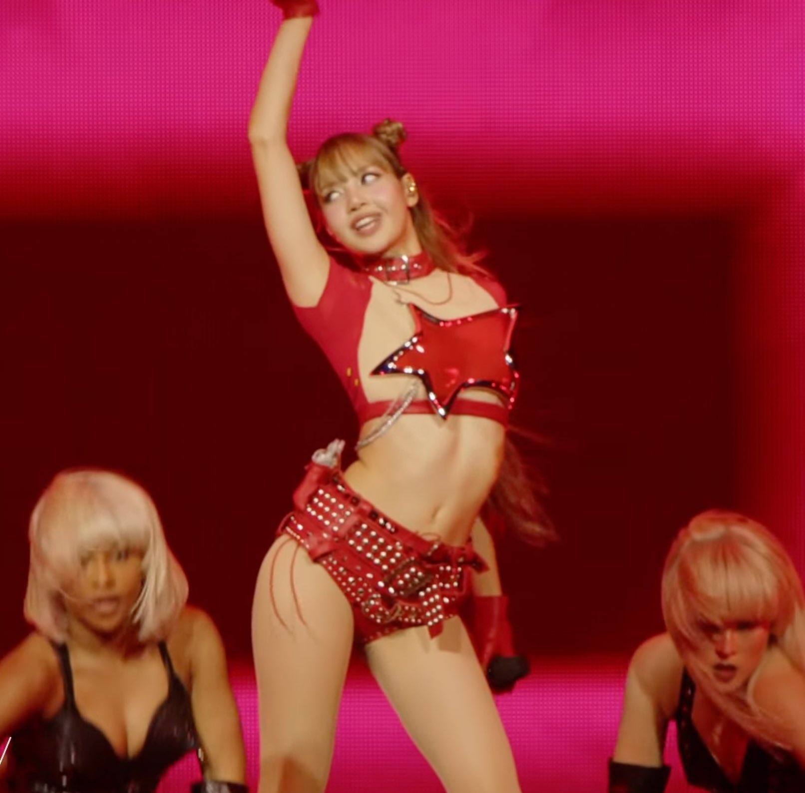 Jennie - Lisa không ai thua ai tại Coachella: Bên “lắm trò” nhưng bị chỉ trích phản cảm, bên đơn giản mà “tuyệt đối slay”!- Ảnh 2.