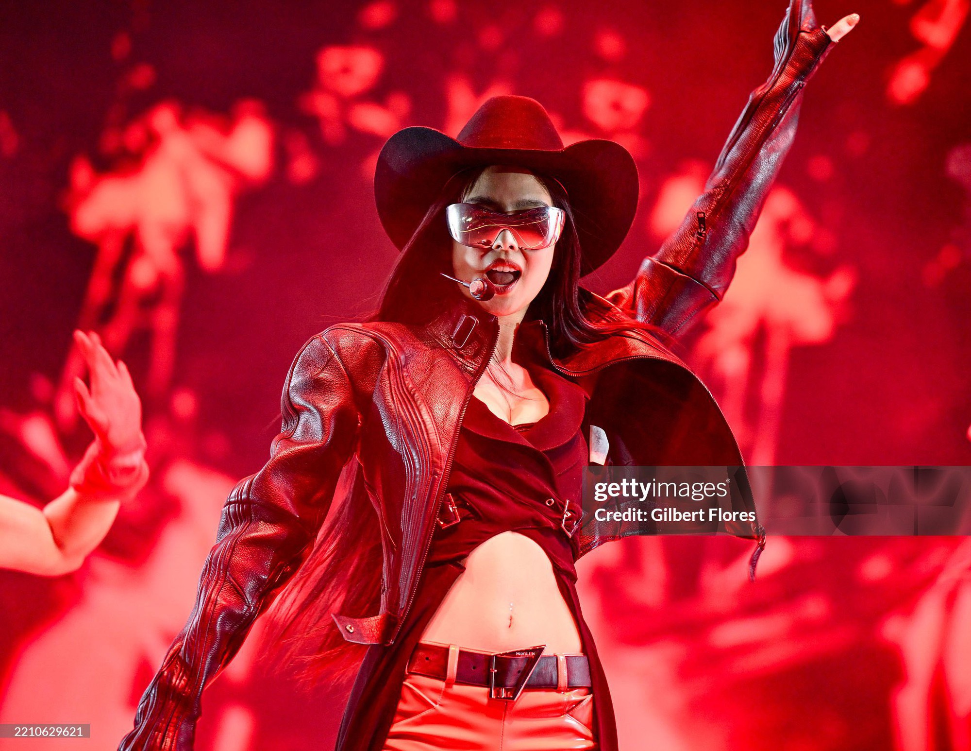 "Bại lộ" nhan sắc thật của Jennie (BLACKPINK) qua "ống kính hủy diệt" Getty Images tại Coachella tuần 2 gpb5h7cxoaasqnx 1745209949920781437862 1745215040879 17452150426421265925974